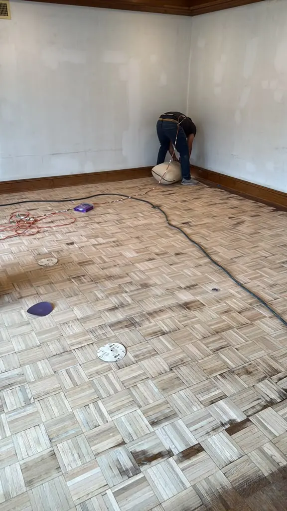 Edging the corners of a parquet floor by hand